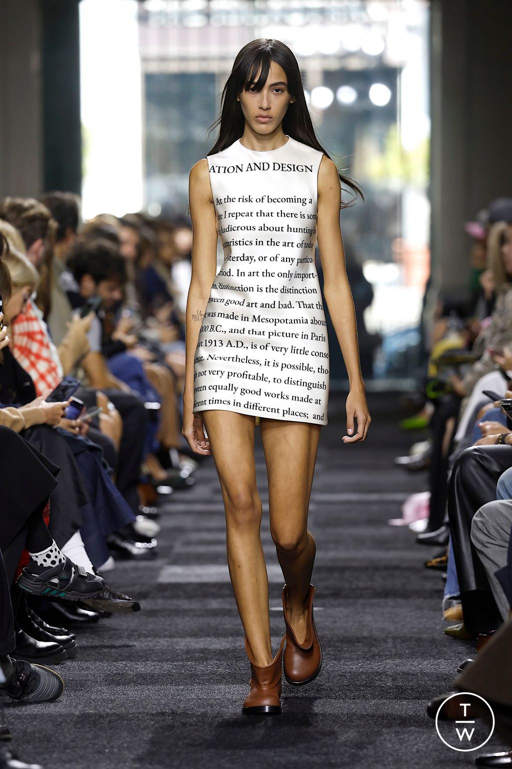 Fashion Week London Spring/Summer 2025 look 40 from the JW Anderson collection womenswear