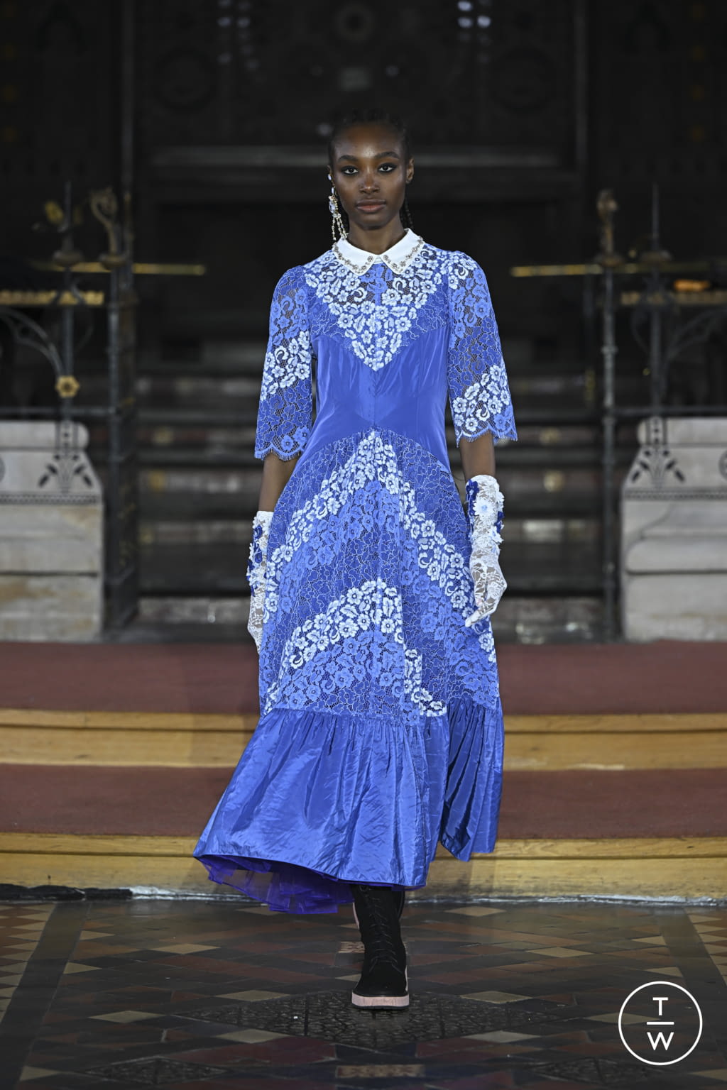 Fashion Week London Fall/Winter 2022 look 4 de la collection Bora Aksu womenswear