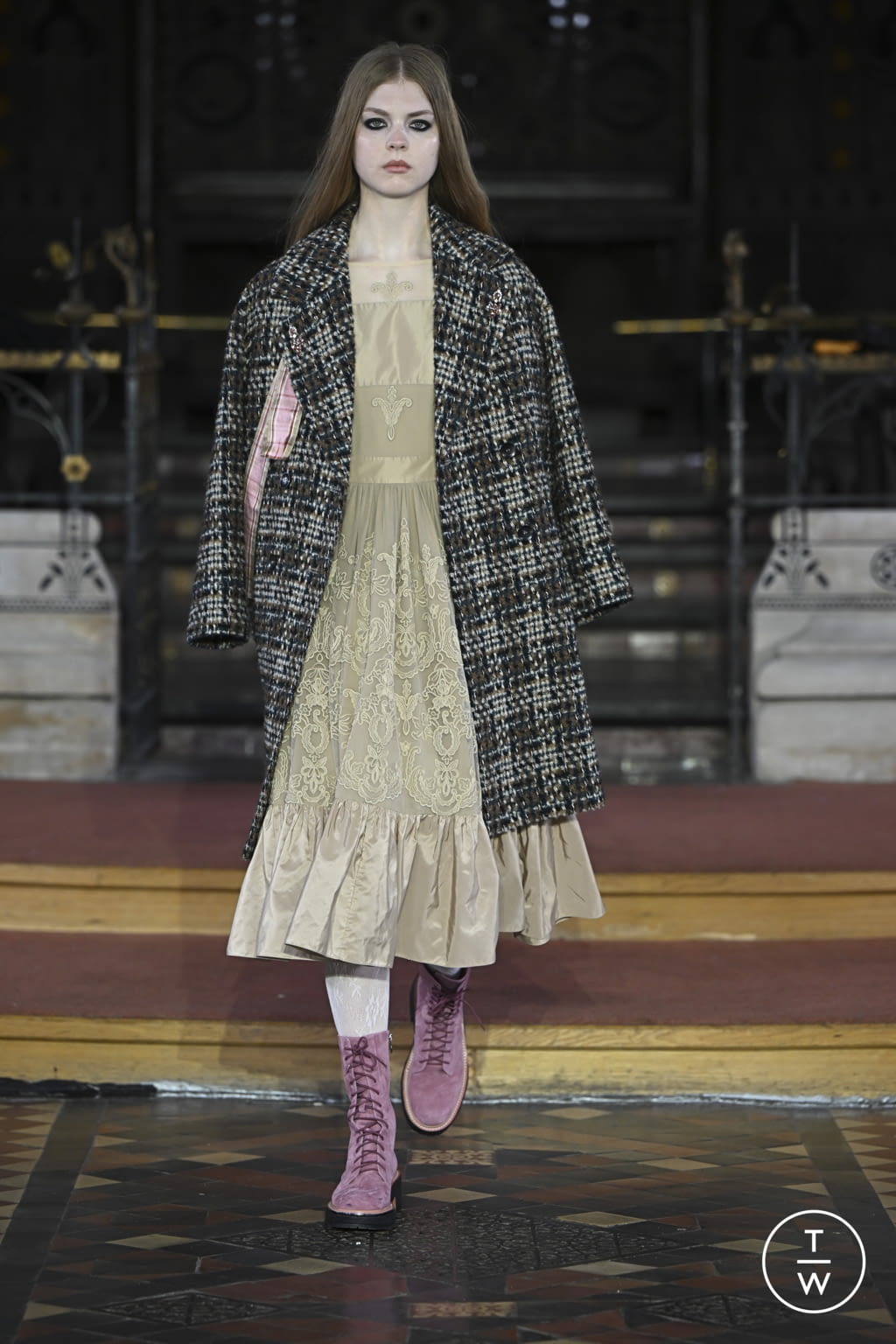 Fashion Week London Fall/Winter 2022 look 22 de la collection Bora Aksu womenswear
