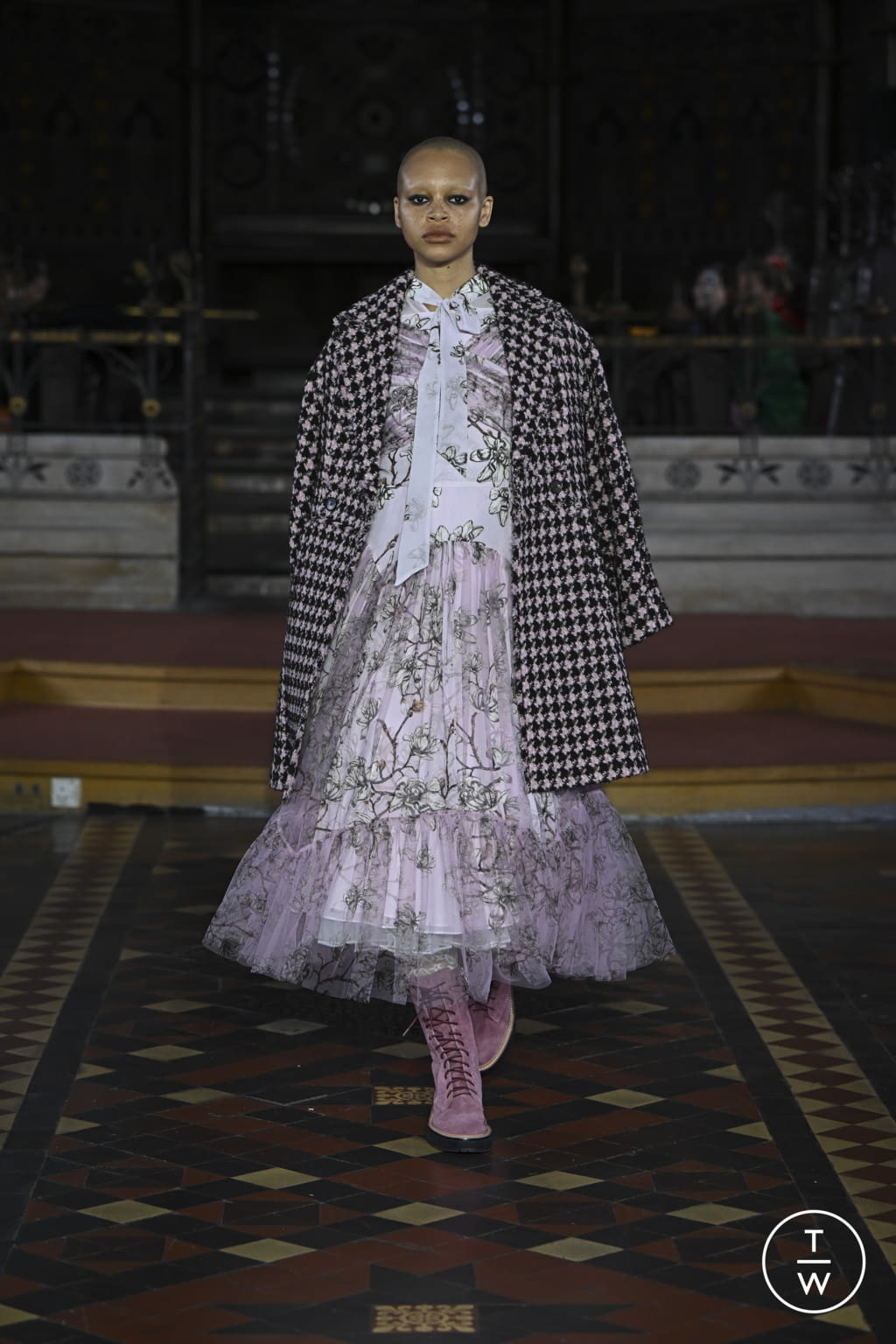Fashion Week London Fall/Winter 2022 look 25 from the Bora Aksu collection 女装