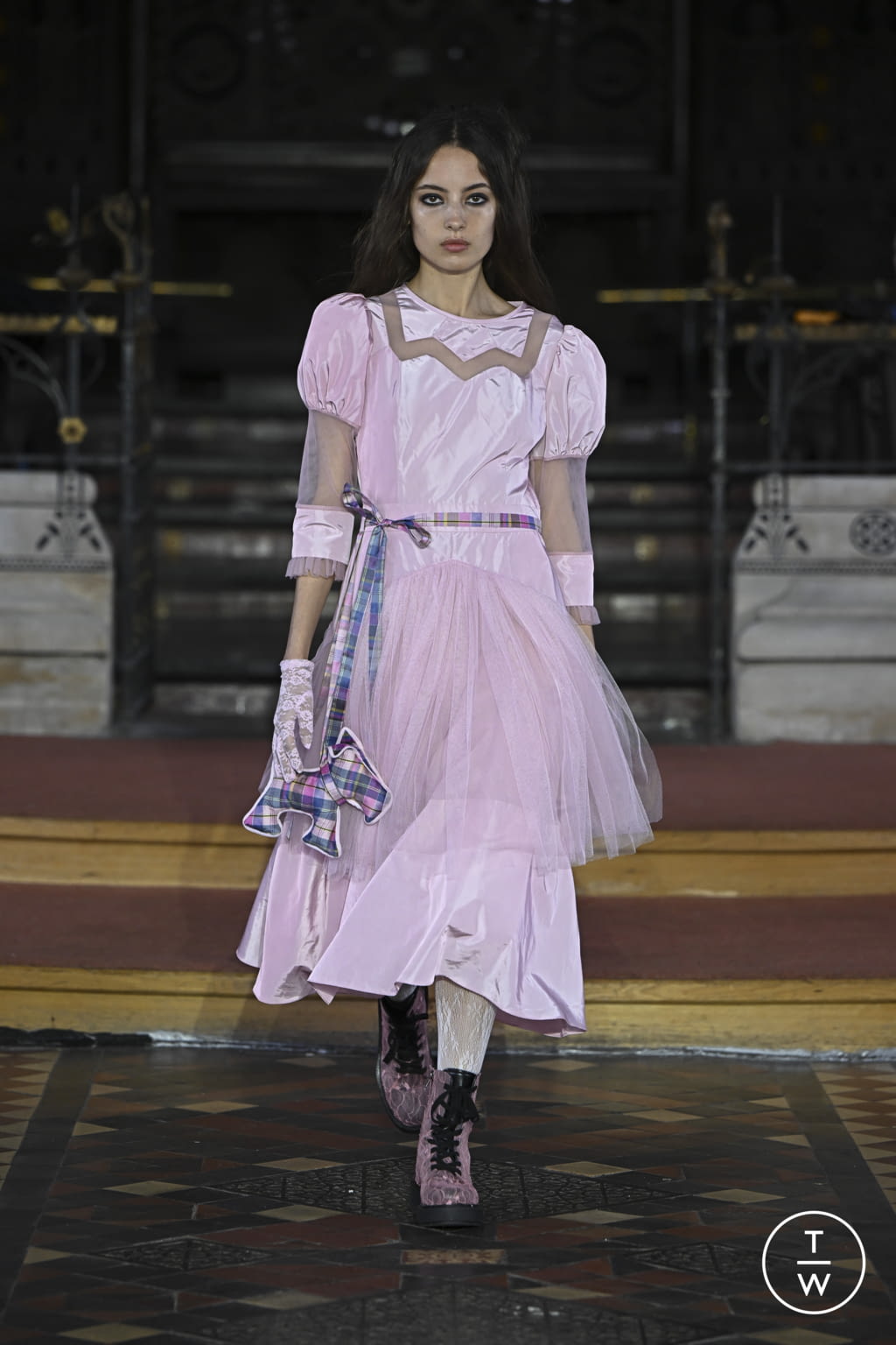 Fashion Week London Fall/Winter 2022 look 27 from the Bora Aksu collection womenswear