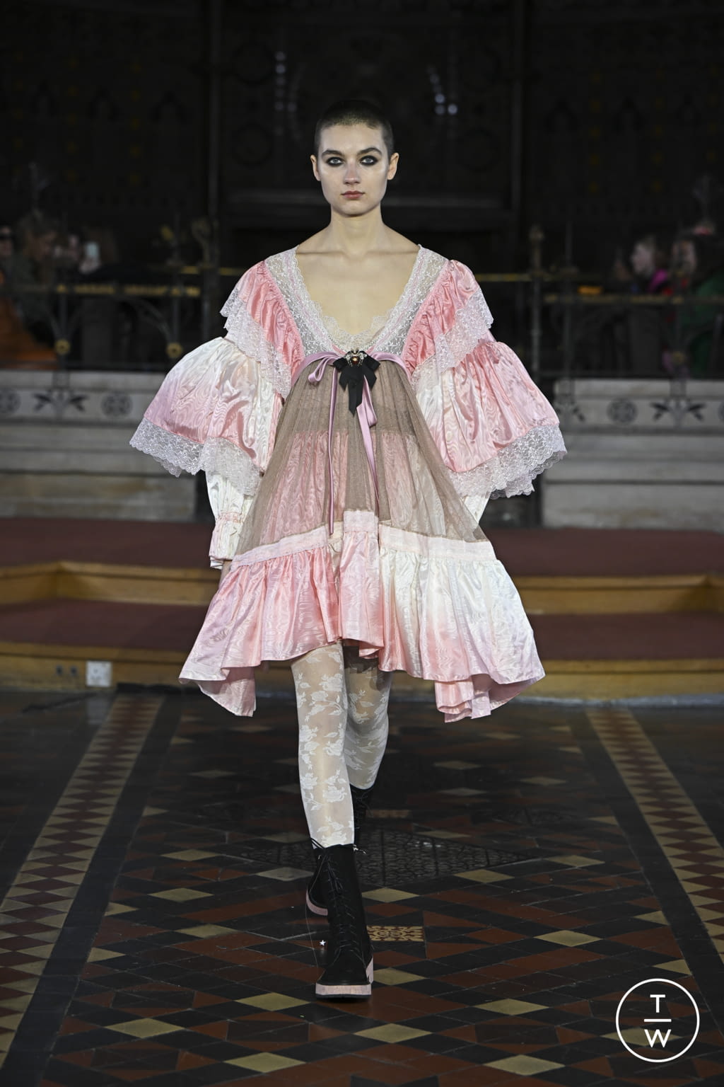 Fashion Week London Fall/Winter 2022 look 31 de la collection Bora Aksu womenswear