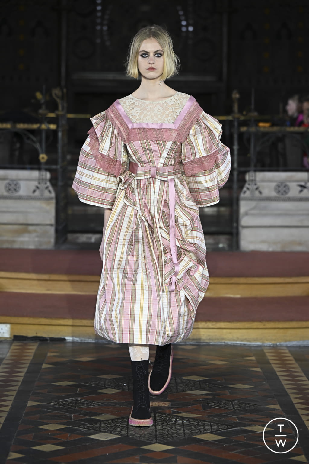 Fashion Week London Fall/Winter 2022 look 32 de la collection Bora Aksu womenswear