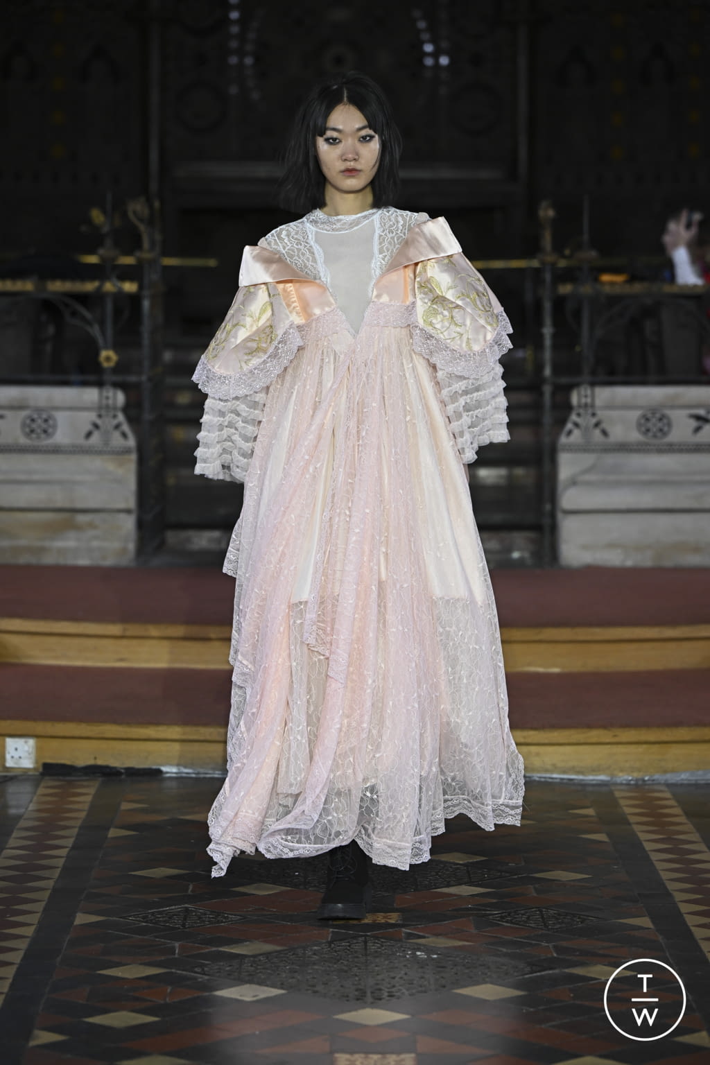 Fashion Week London Fall/Winter 2022 look 34 from the Bora Aksu collection womenswear