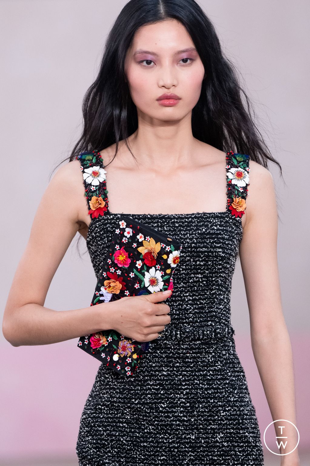 Fashion Week New York Fall/Winter 2026 look 27 from the Carolina Herrera collection 女装配饰