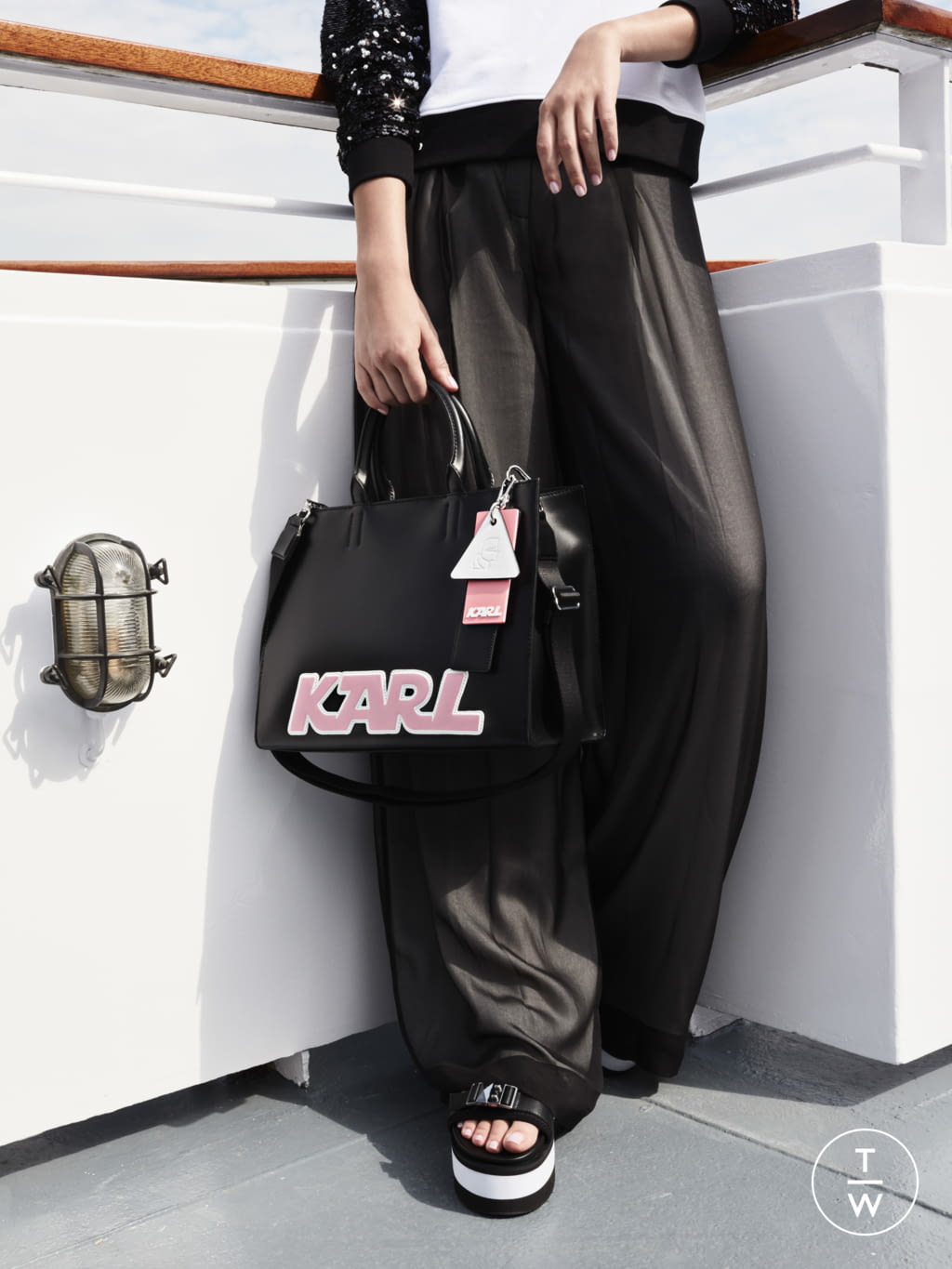 Fashion Week Paris Spring/Summer 2018 look 15 from the Karl Lagerfeld collection 女装配饰