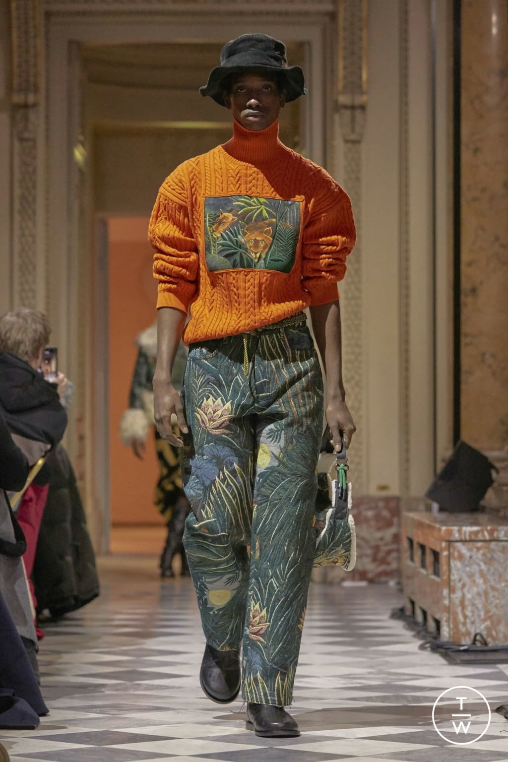 Fashion Week Paris Fall/Winter 2018 look 2 from the Kenzo Memento collection menswear