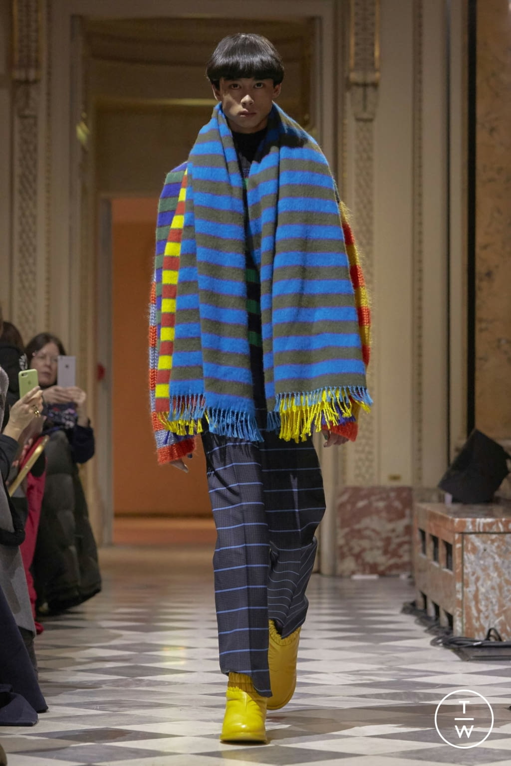 Fashion Week Paris Fall/Winter 2018 look 6 from the Kenzo Memento collection menswear