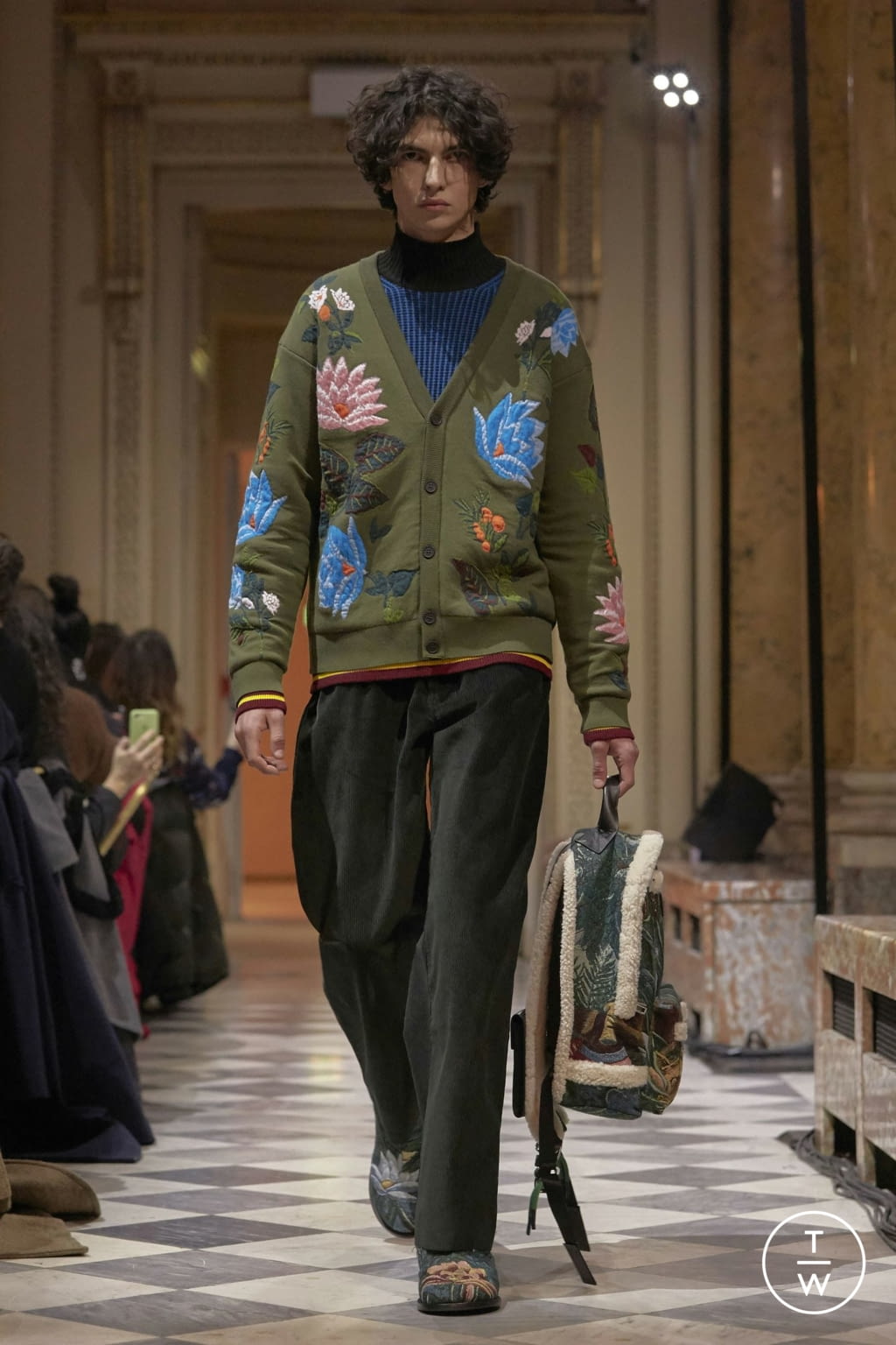 Fashion Week Paris Fall/Winter 2018 look 9 from the Kenzo Memento collection menswear