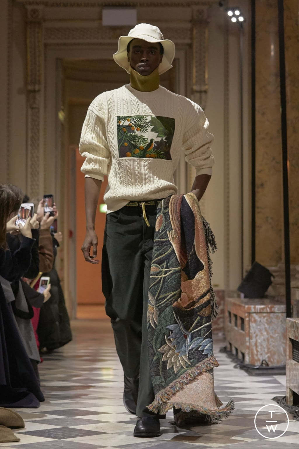 Fashion Week Paris Fall/Winter 2018 look 10 from the Kenzo Memento collection menswear