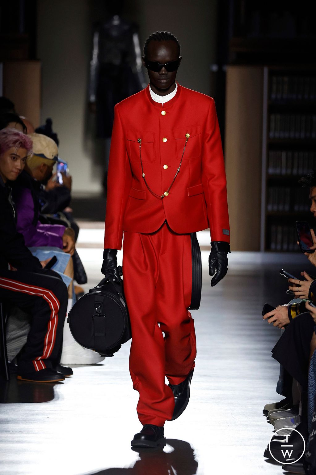 Fashion Week Paris Fall/Winter 2024 look 16 from the Kenzo collection menswear