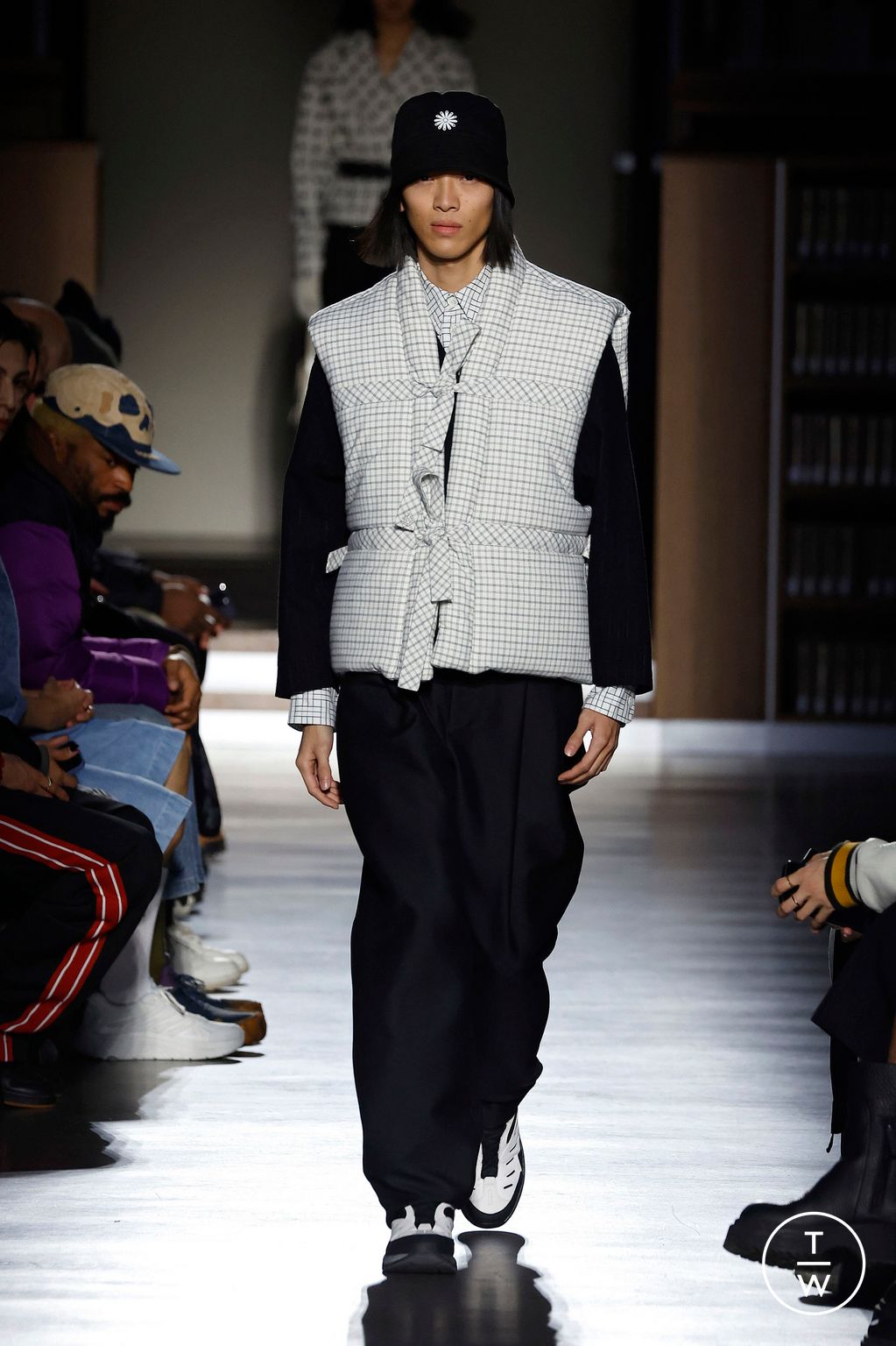 Fashion Week Paris Fall/Winter 2024 look 39 from the Kenzo collection menswear