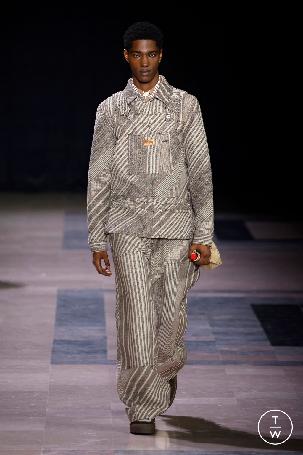 Fashion Week Paris Fall/Winter 2025 look 39 from the Kenzo collection menswear
