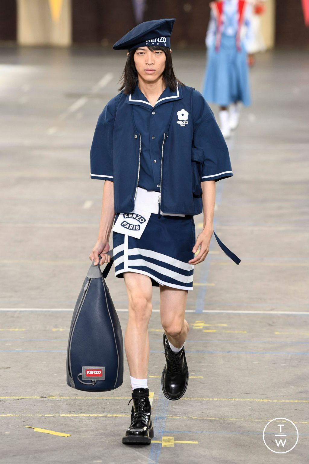 Fashion Week Paris Spring/Summer 2023 look 2 from the Kenzo collection 男装
