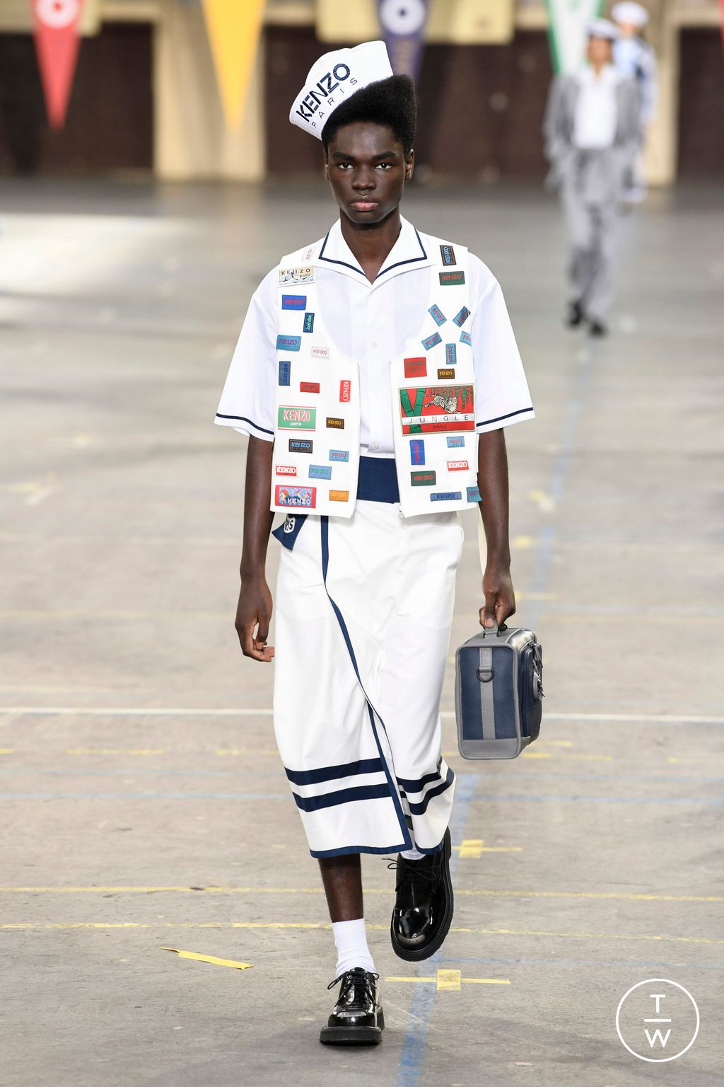 Fashion Week Paris Spring/Summer 2023 look 6 from the Kenzo collection 男装