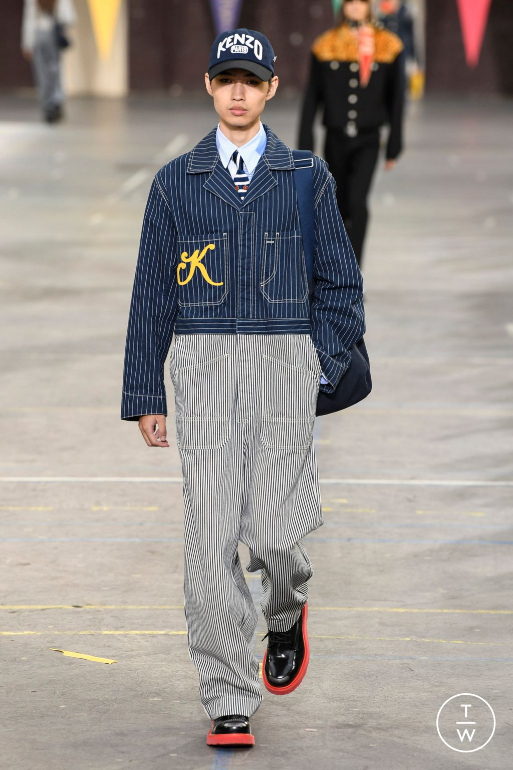 Fashion Week Paris Spring/Summer 2023 look 17 from the Kenzo collection menswear