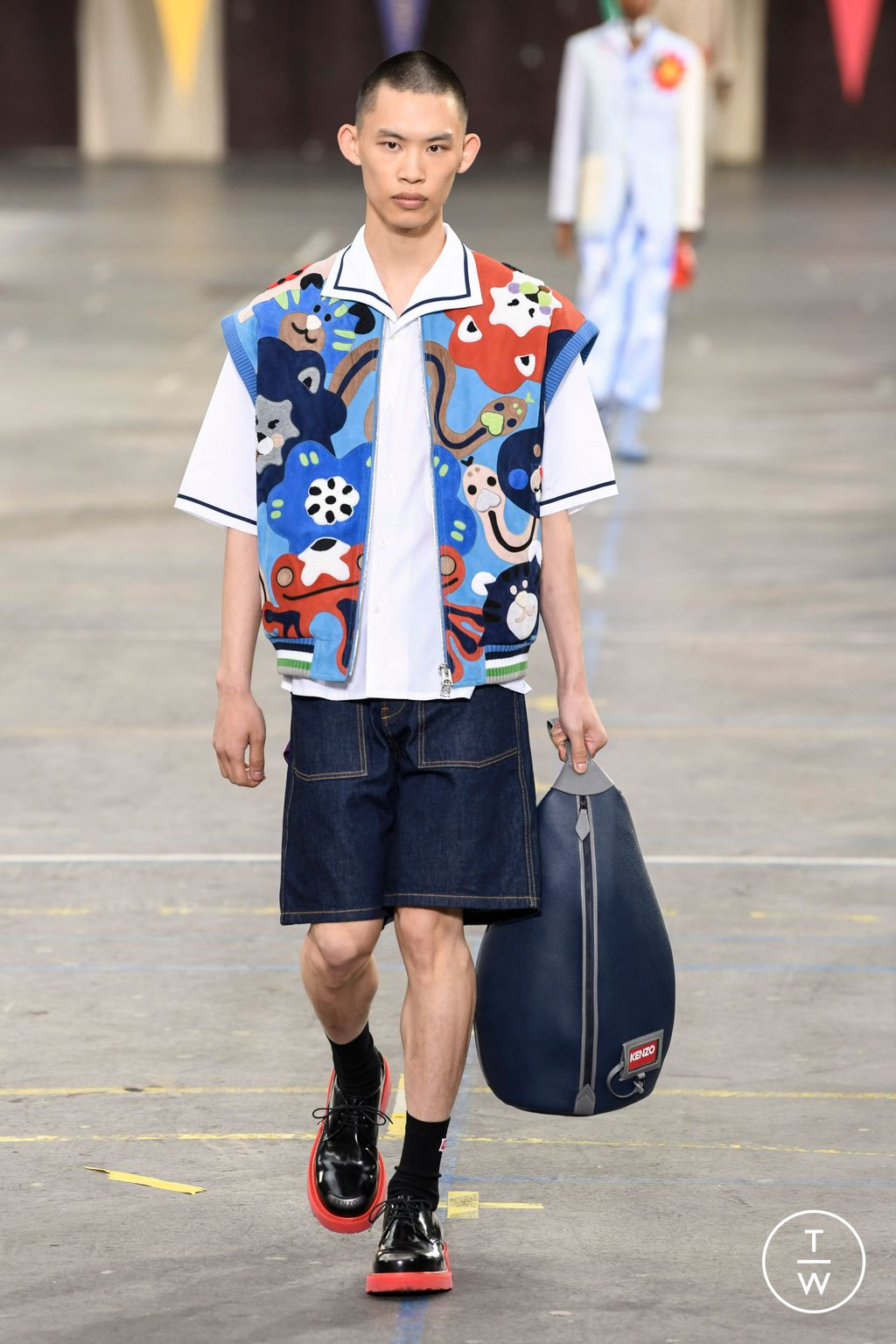 Fashion Week Paris Spring/Summer 2023 look 24 from the Kenzo collection 男装