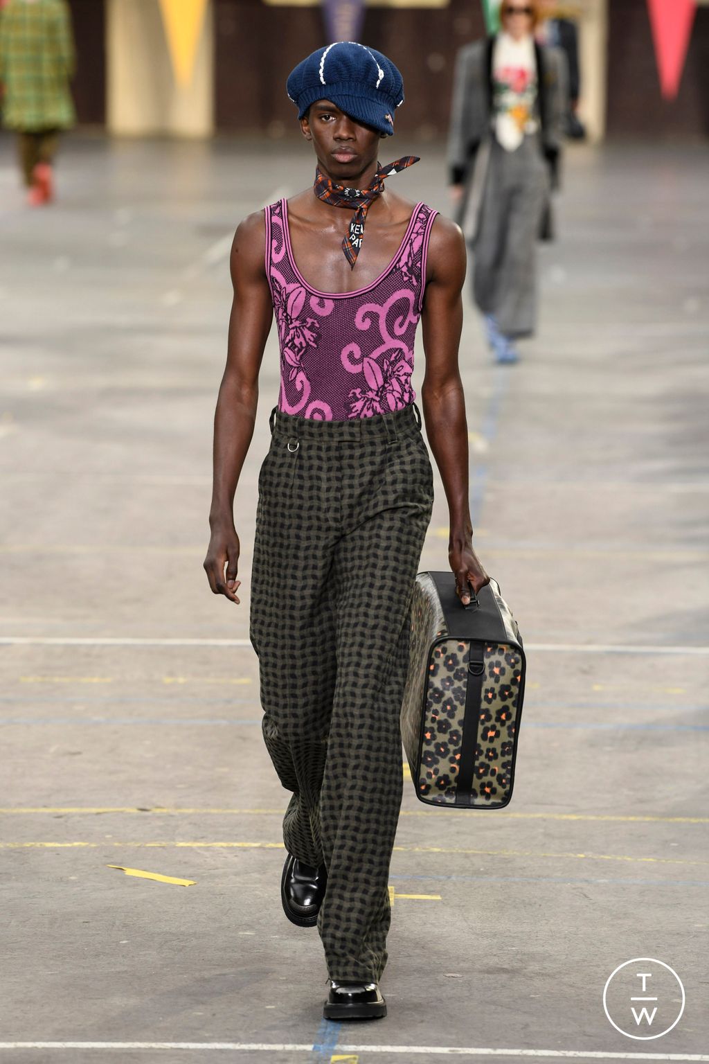 Fashion Week Paris Spring/Summer 2023 look 56 from the Kenzo collection 男装
