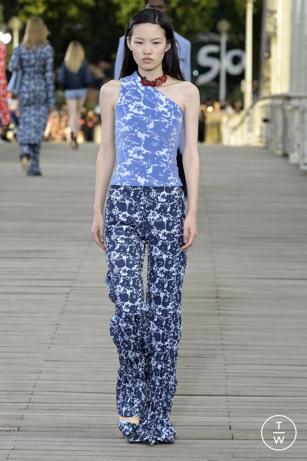 Fashion Week Paris Spring/Summer 2024 look 10 from the Kenzo collection 男装