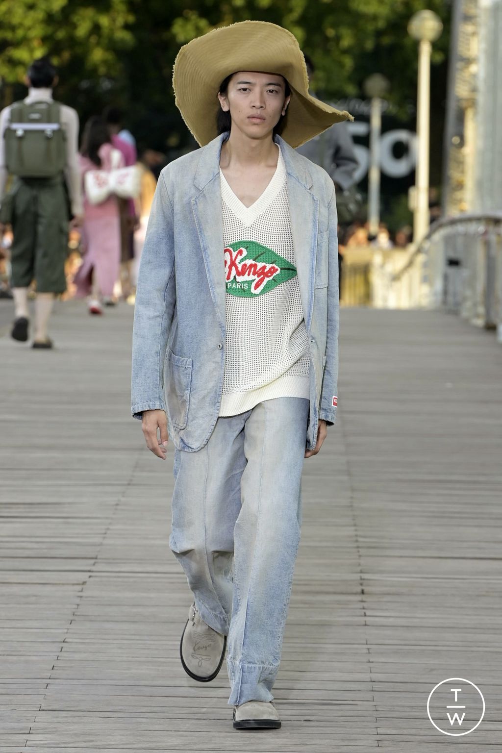 Fashion Week Paris Spring/Summer 2024 look 40 from the Kenzo collection 男装