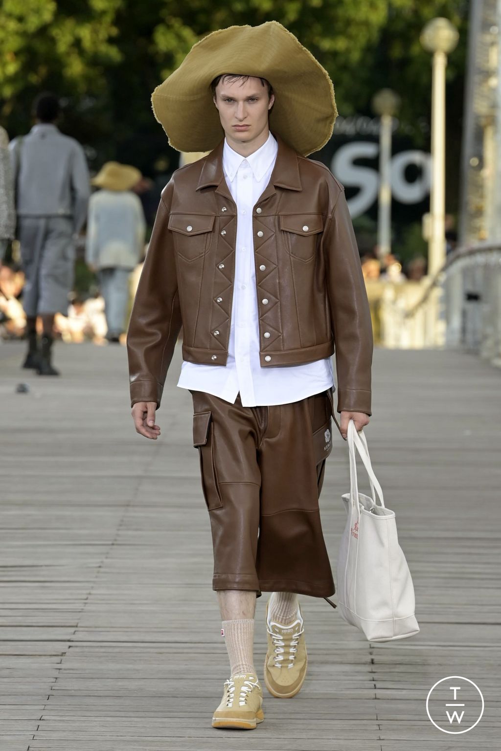 Fashion Week Paris Spring/Summer 2024 look 44 from the Kenzo collection 男装
