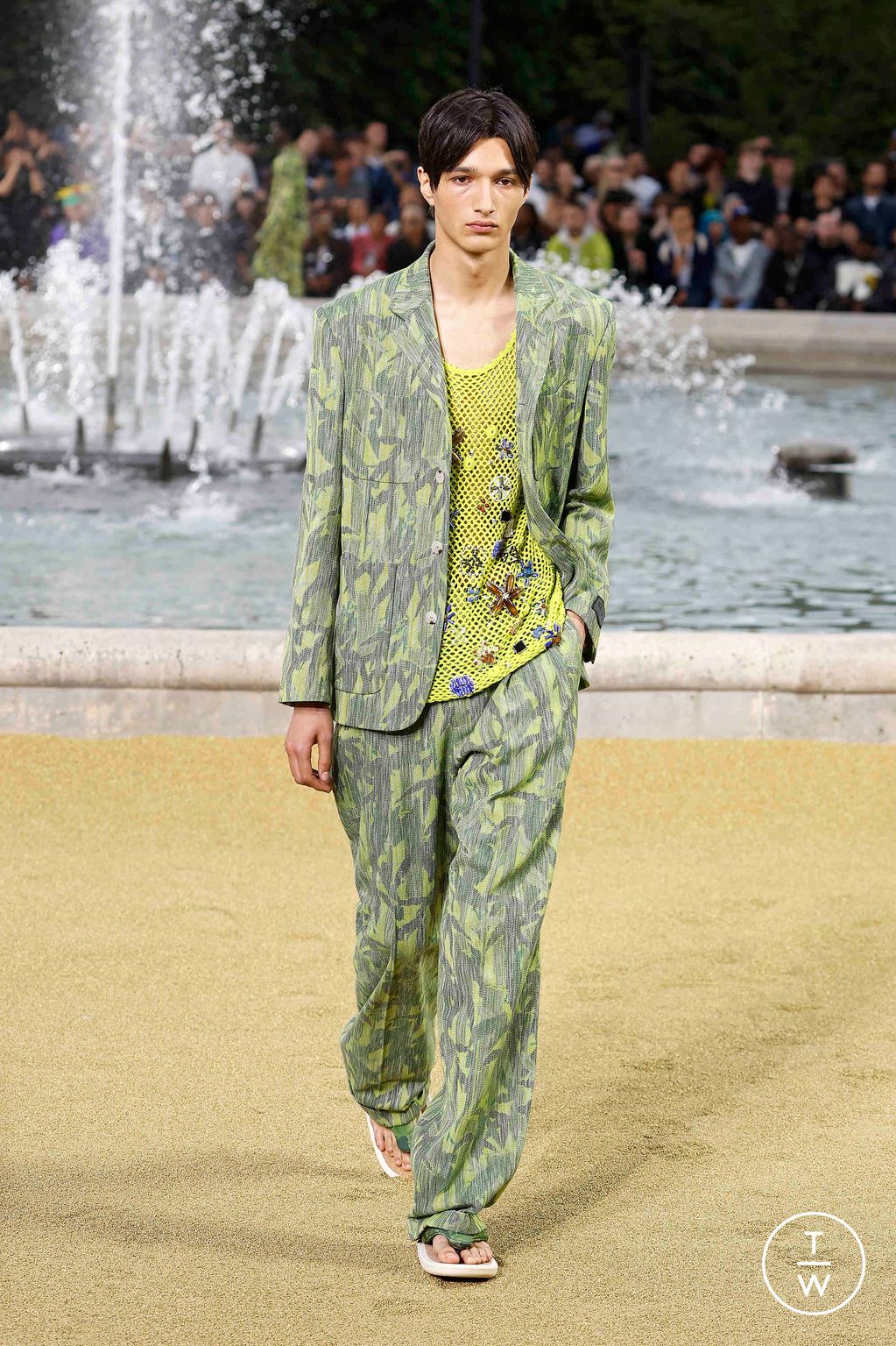 Fashion Week Paris Spring-Summer 2025 look 2 from the Kenzo collection menswear