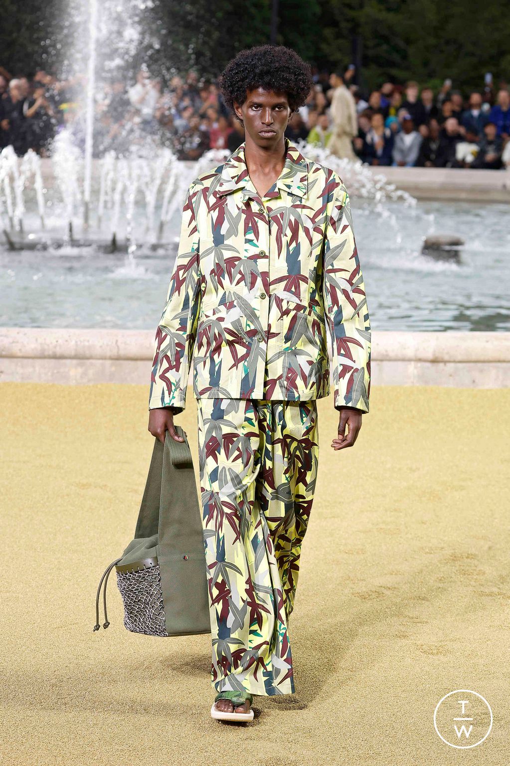 Fashion Week Paris Spring-Summer 2025 look 5 from the Kenzo collection menswear