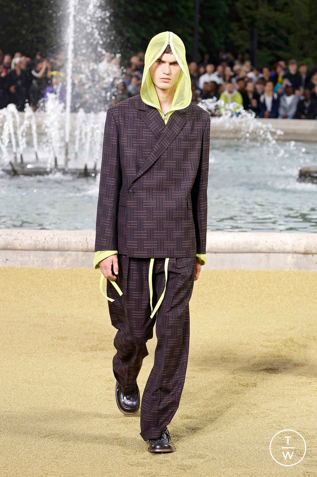 Fashion Week Paris Spring-Summer 2025 look 12 from the Kenzo collection 男装