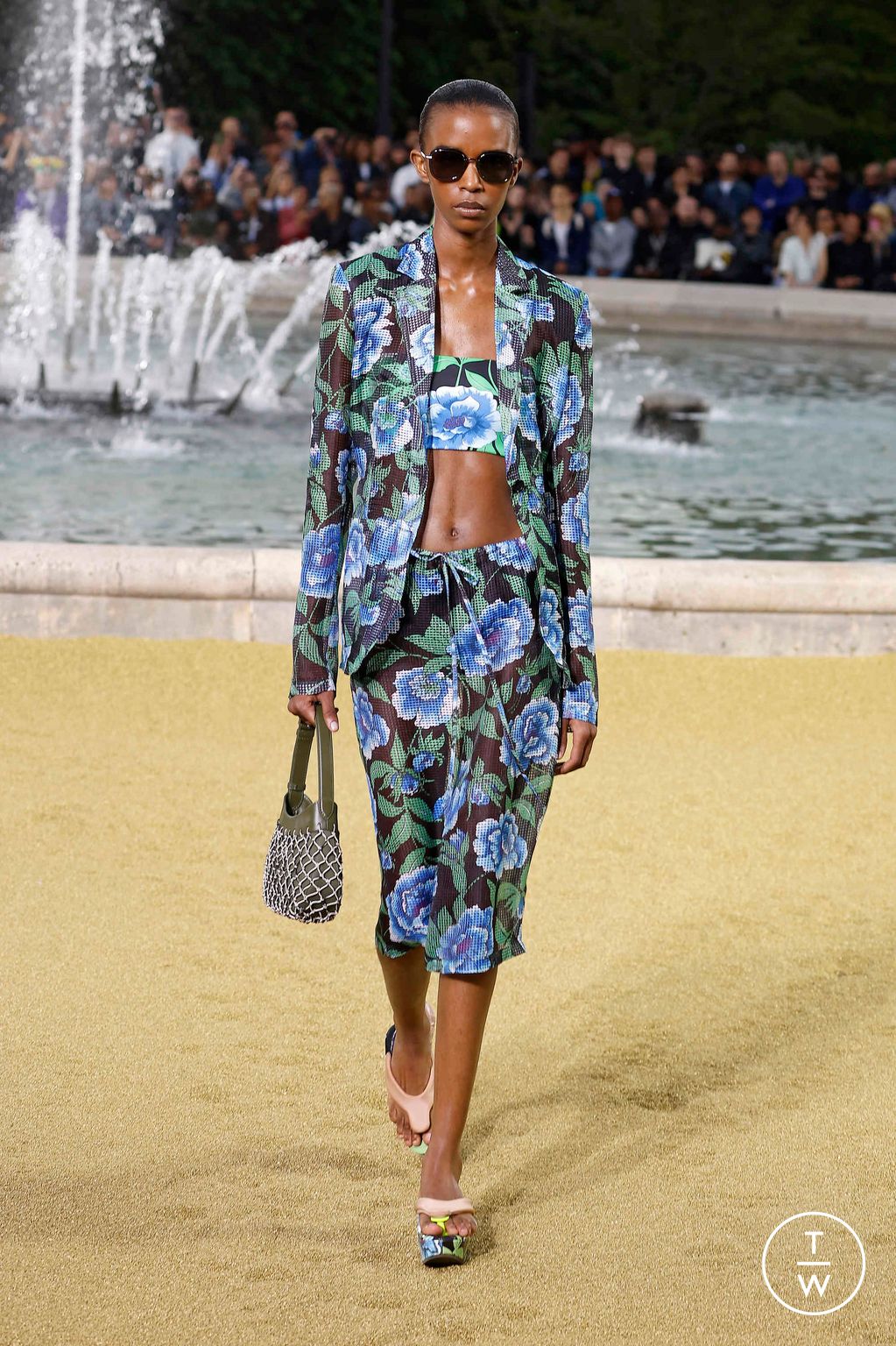 Fashion Week Paris Spring-Summer 2025 look 32 from the Kenzo collection menswear