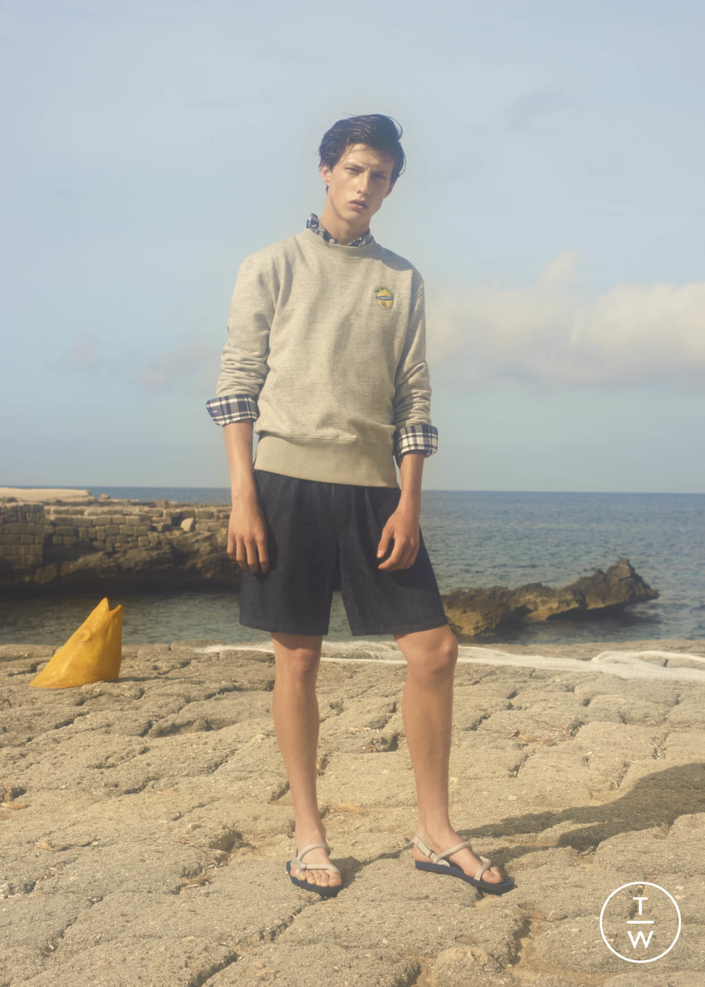 Fashion Week Paris Spring/Summer 2019 look 7 from the Maison Kitsuné collection 男装