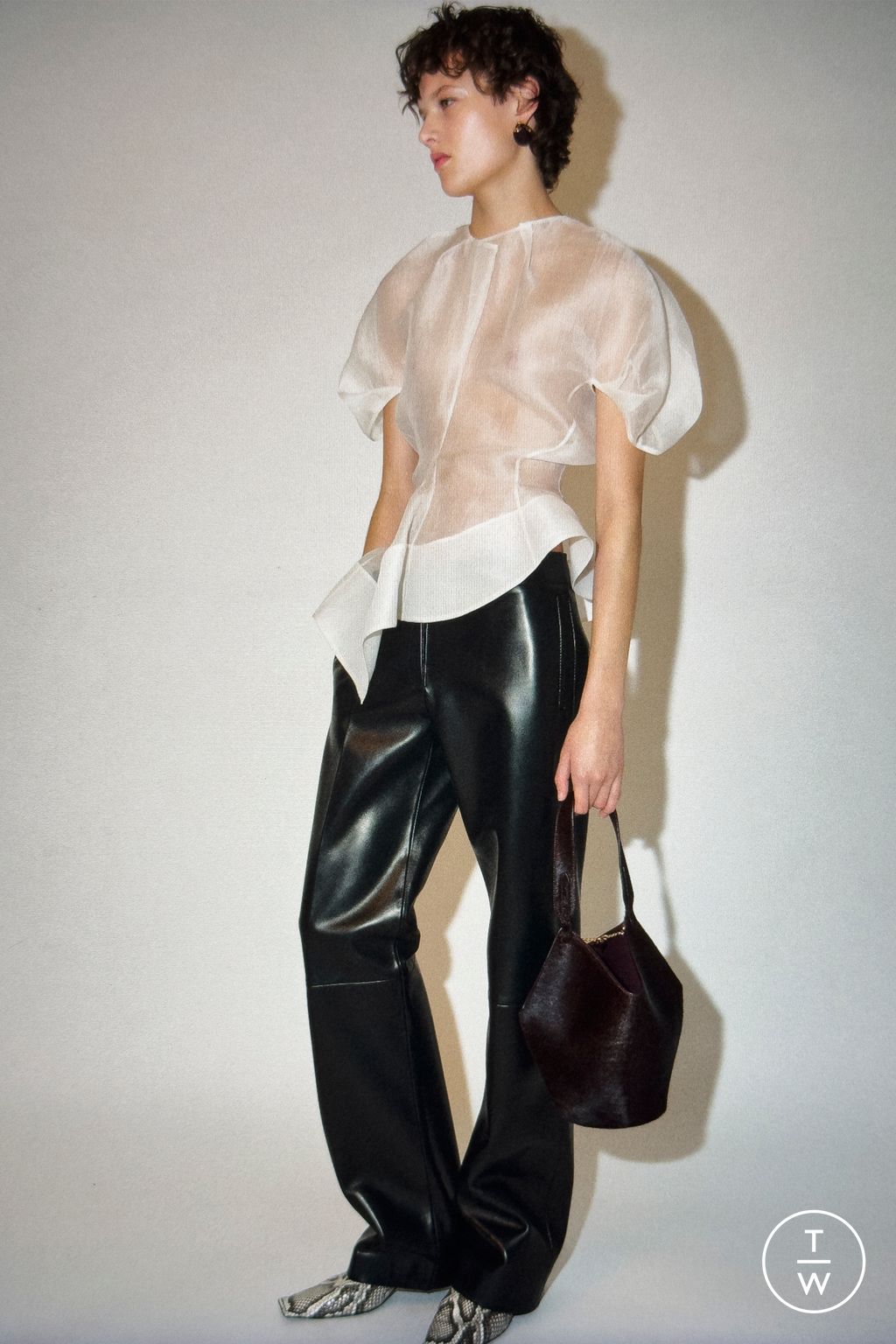 Fashion Week New York Pre-Fall 2026 look 9 from the Khaite collection 女装