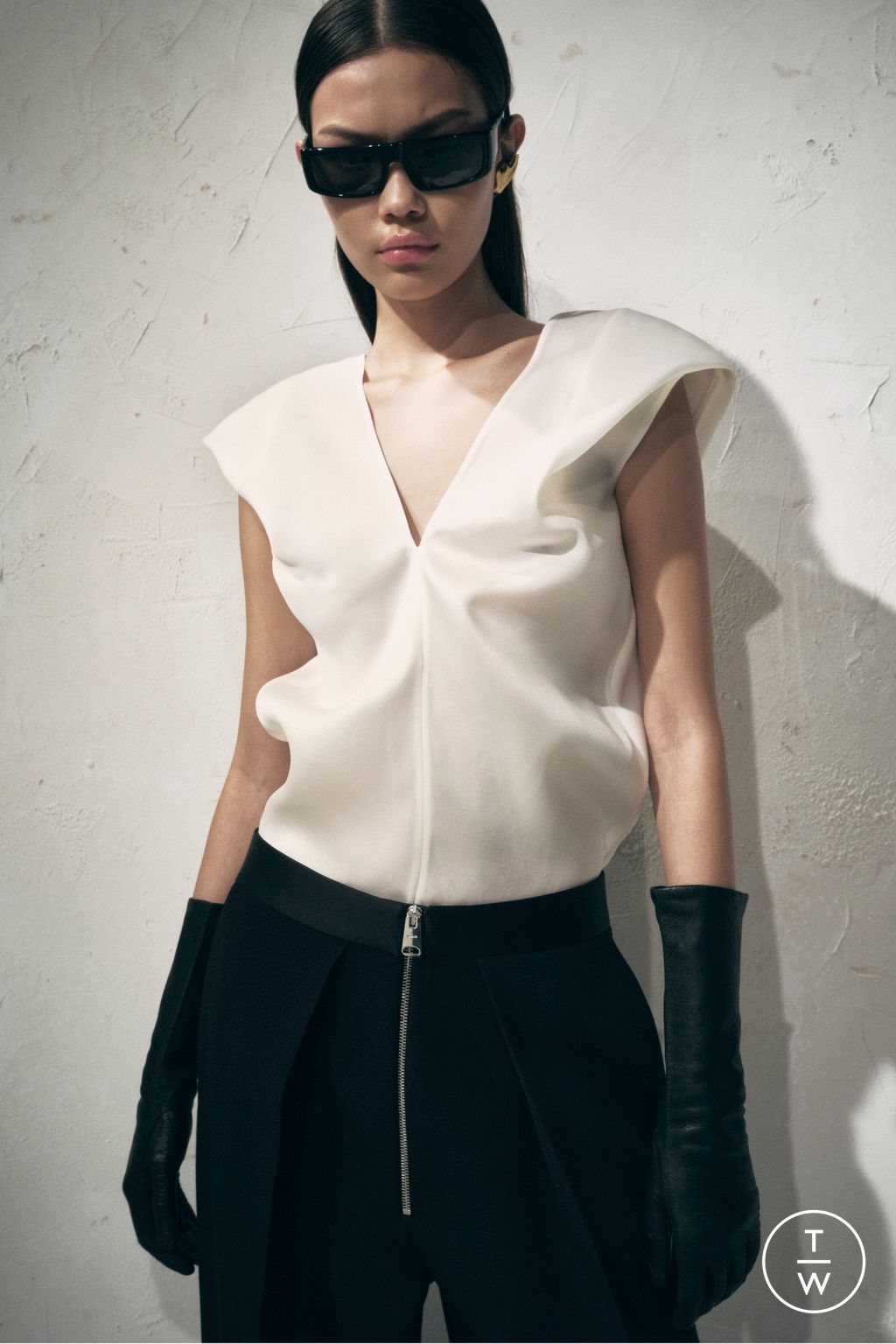 Fashion Week New York Pre-Fall 2024 look 22 from the Khaite collection 女装