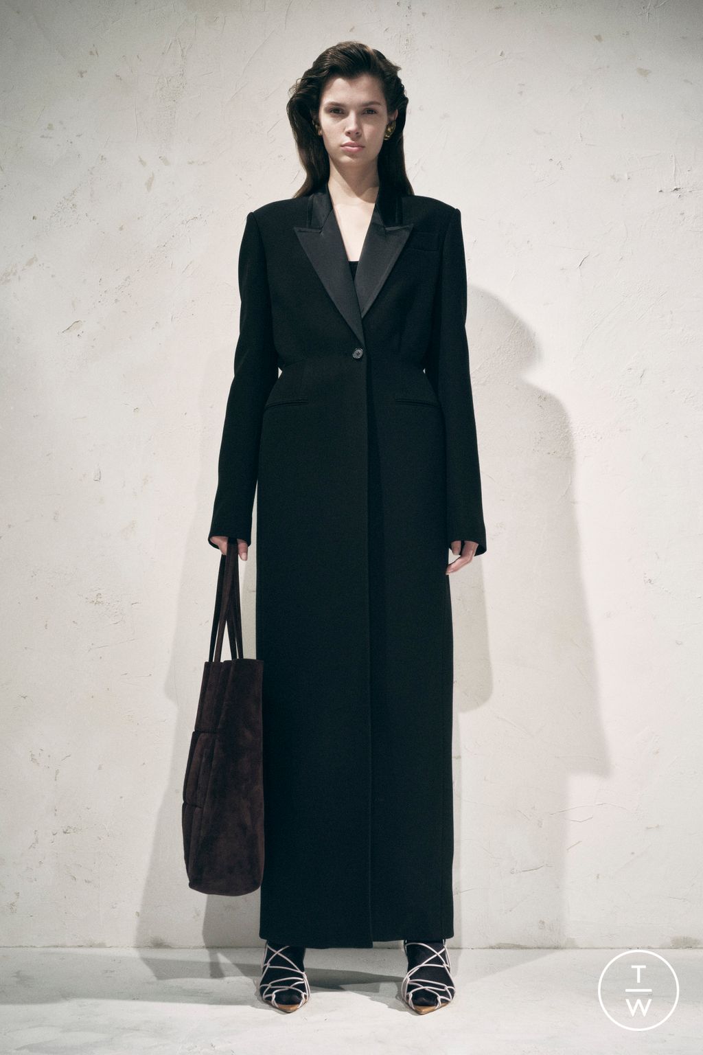 Fashion Week New York Pre-Fall 2024 look 23 from the Khaite collection womenswear