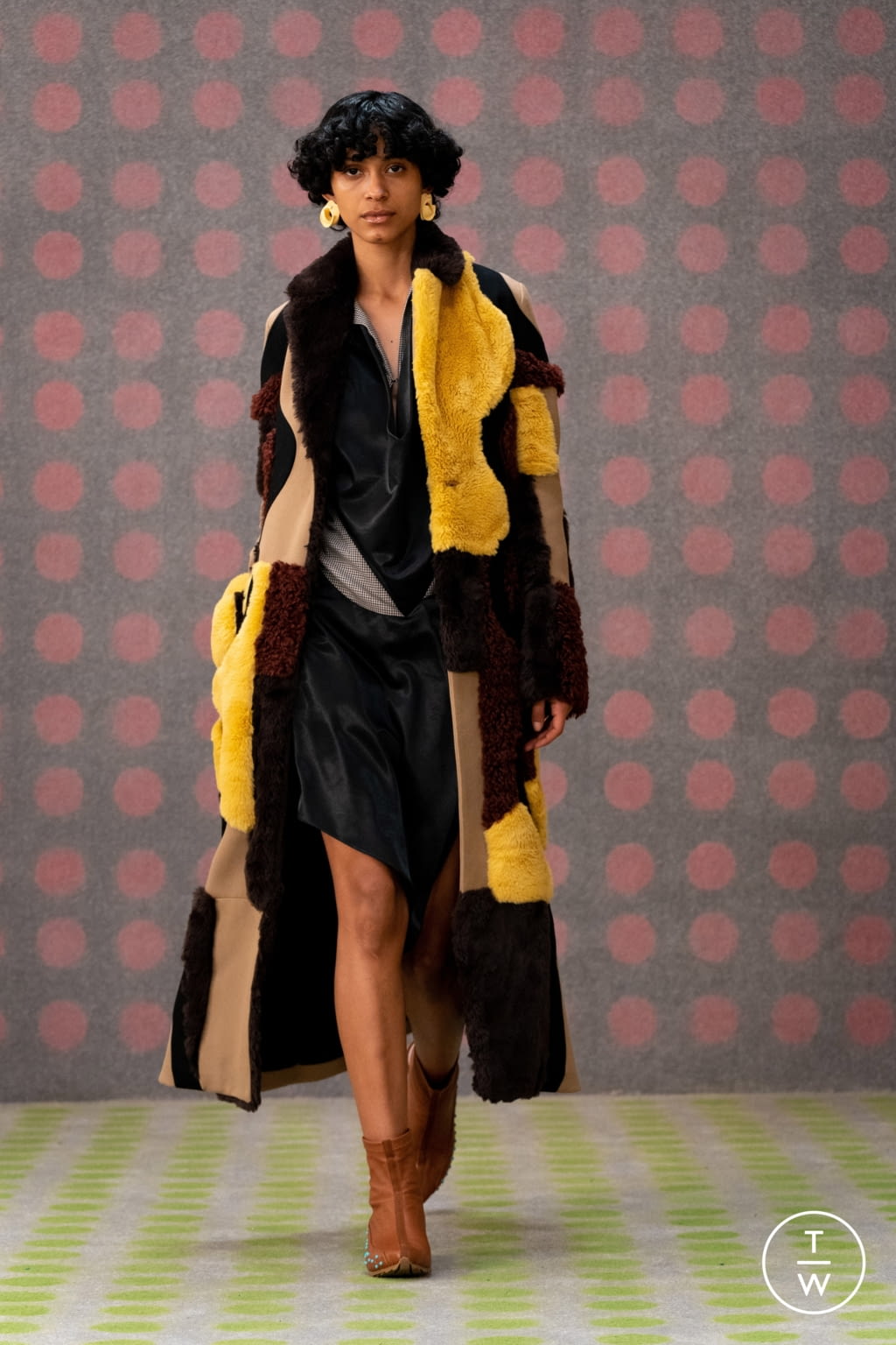 Fashion Week London Fall/Winter 2021 look 13 from the Kiko Kostadinov collection womenswear