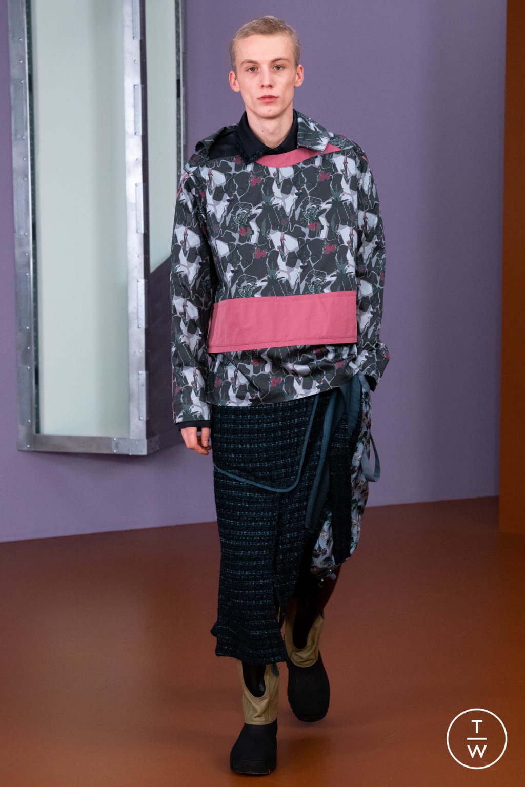 Fashion Week London Fall/Winter 2021 look 19 from the Kiko Kostadinov collection menswear