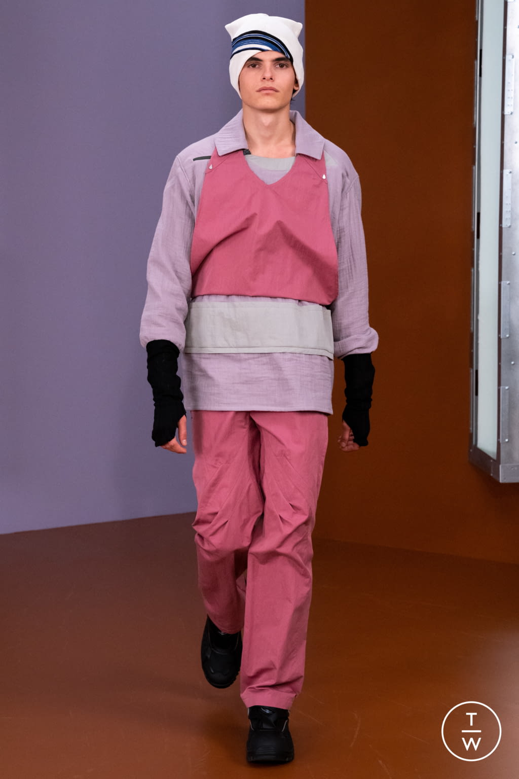 Fashion Week London Fall/Winter 2021 look 2 de la collection Kiko Kostadinov menswear