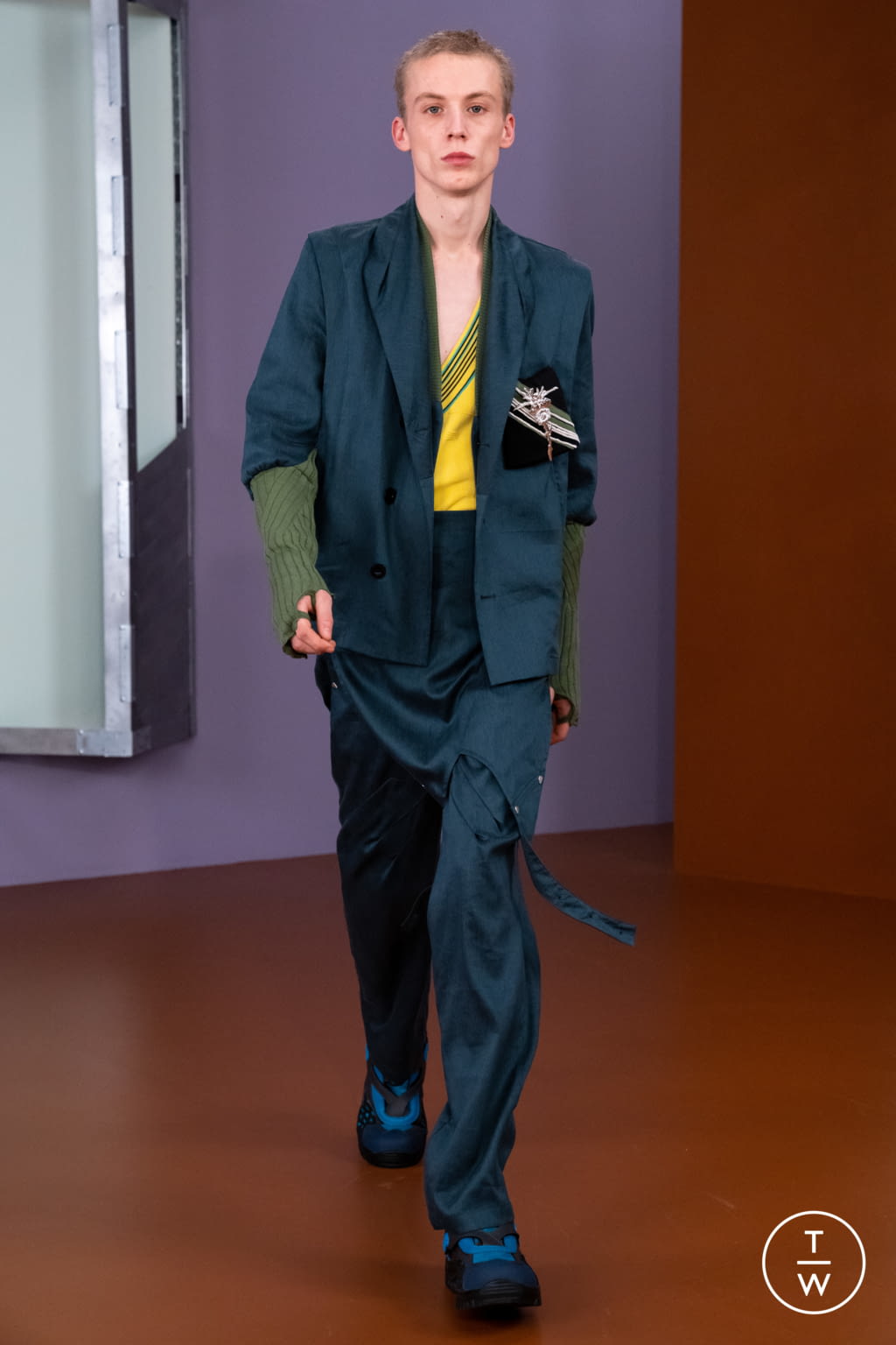 Fashion Week London Fall/Winter 2021 look 22 from the Kiko Kostadinov collection menswear