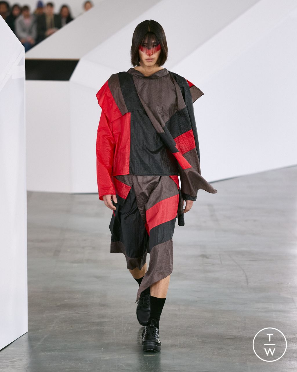 Fashion Week Paris Fall/Winter 2026 look 35 from the Kiko Kostadinov collection 男装