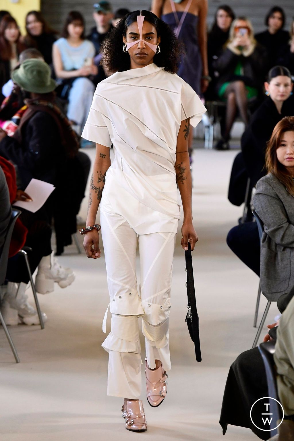Fashion Week Paris Fall/Winter 2023 look 2 de la collection Kiko Kostadinov womenswear