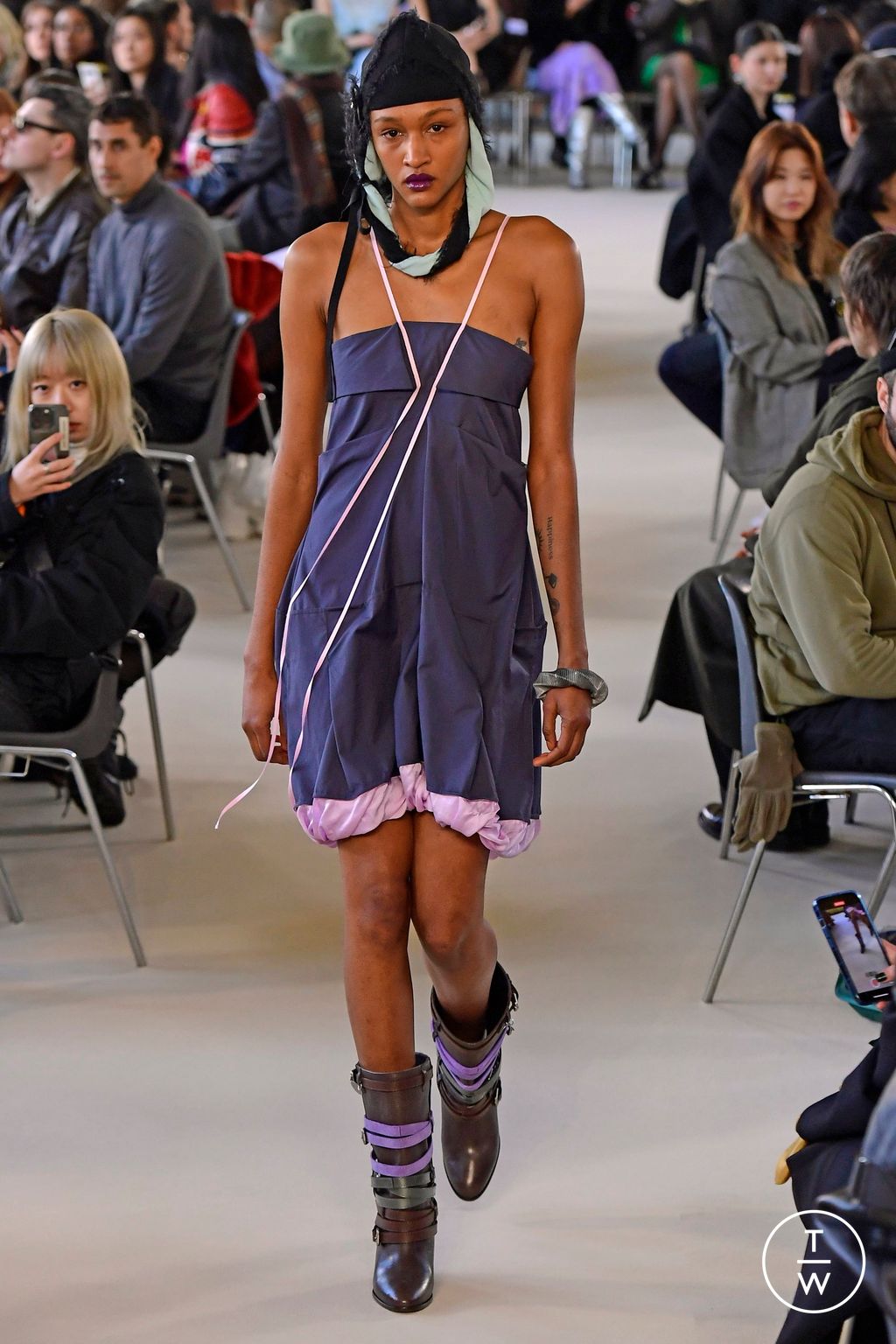 Fashion Week Paris Fall/Winter 2023 look 3 de la collection Kiko Kostadinov womenswear