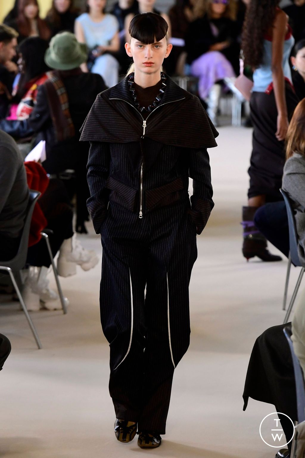 Fashion Week Paris Fall/Winter 2023 look 8 de la collection Kiko Kostadinov womenswear