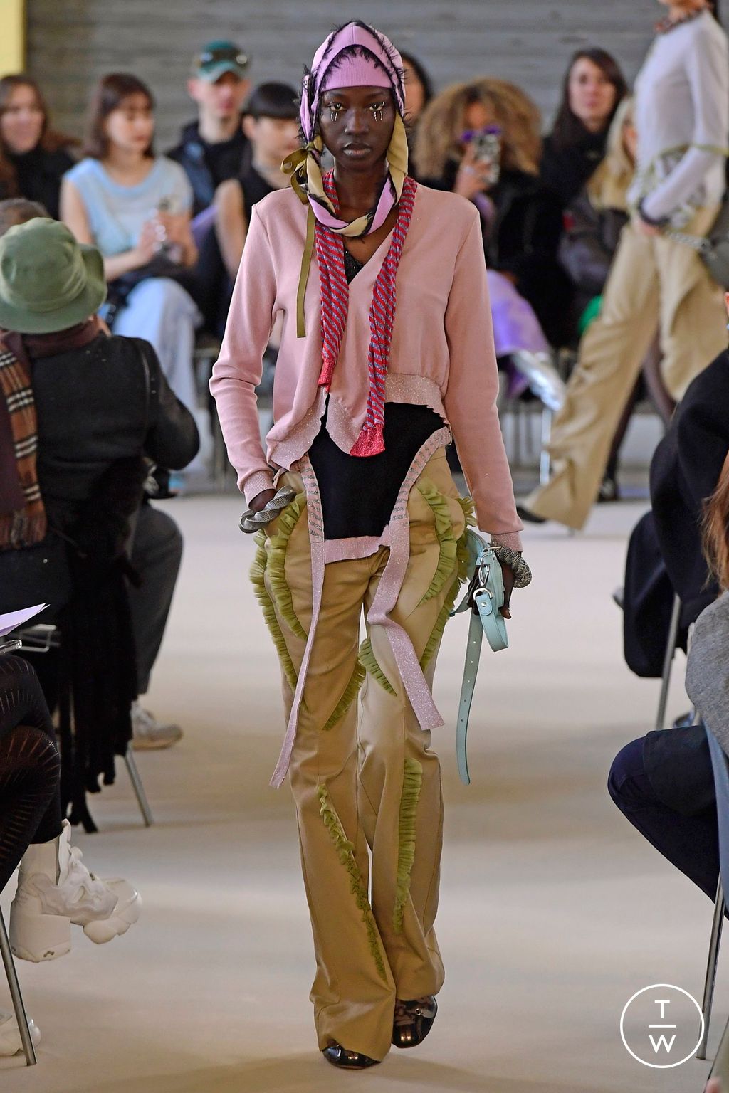 Fashion Week Paris Fall/Winter 2023 look 12 de la collection Kiko Kostadinov womenswear