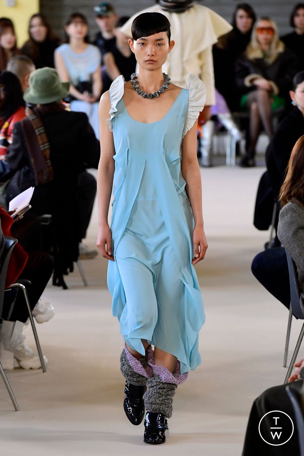Fashion Week Paris Fall/Winter 2023 look 16 de la collection Kiko Kostadinov womenswear