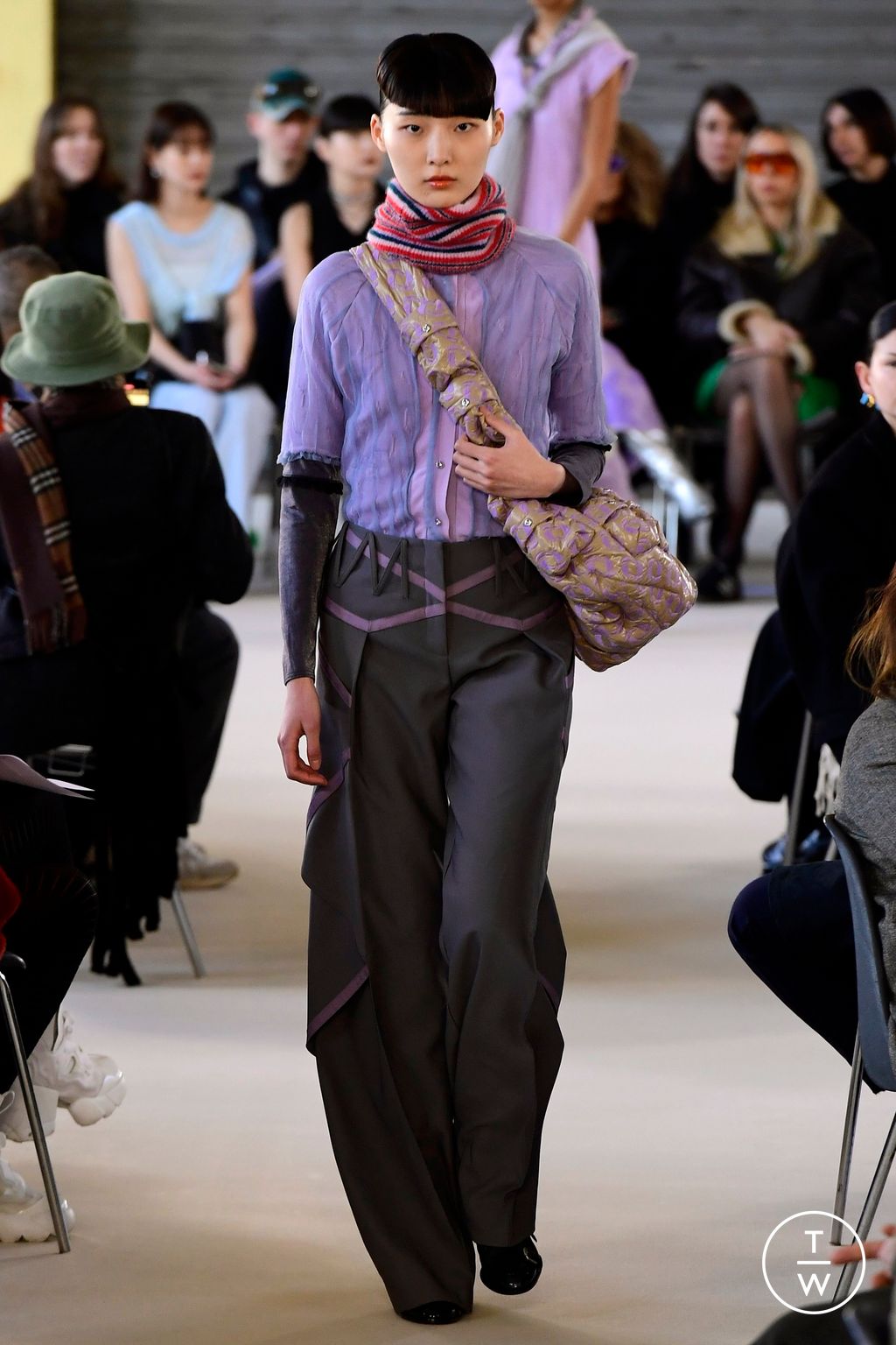 Fashion Week Paris Fall/Winter 2023 look 19 de la collection Kiko Kostadinov womenswear