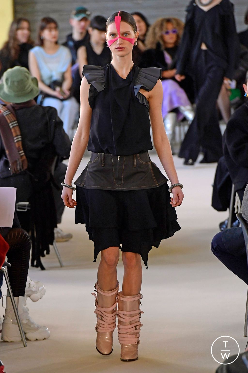 Fashion Week Paris Fall/Winter 2023 look 28 from the Kiko Kostadinov collection 女装