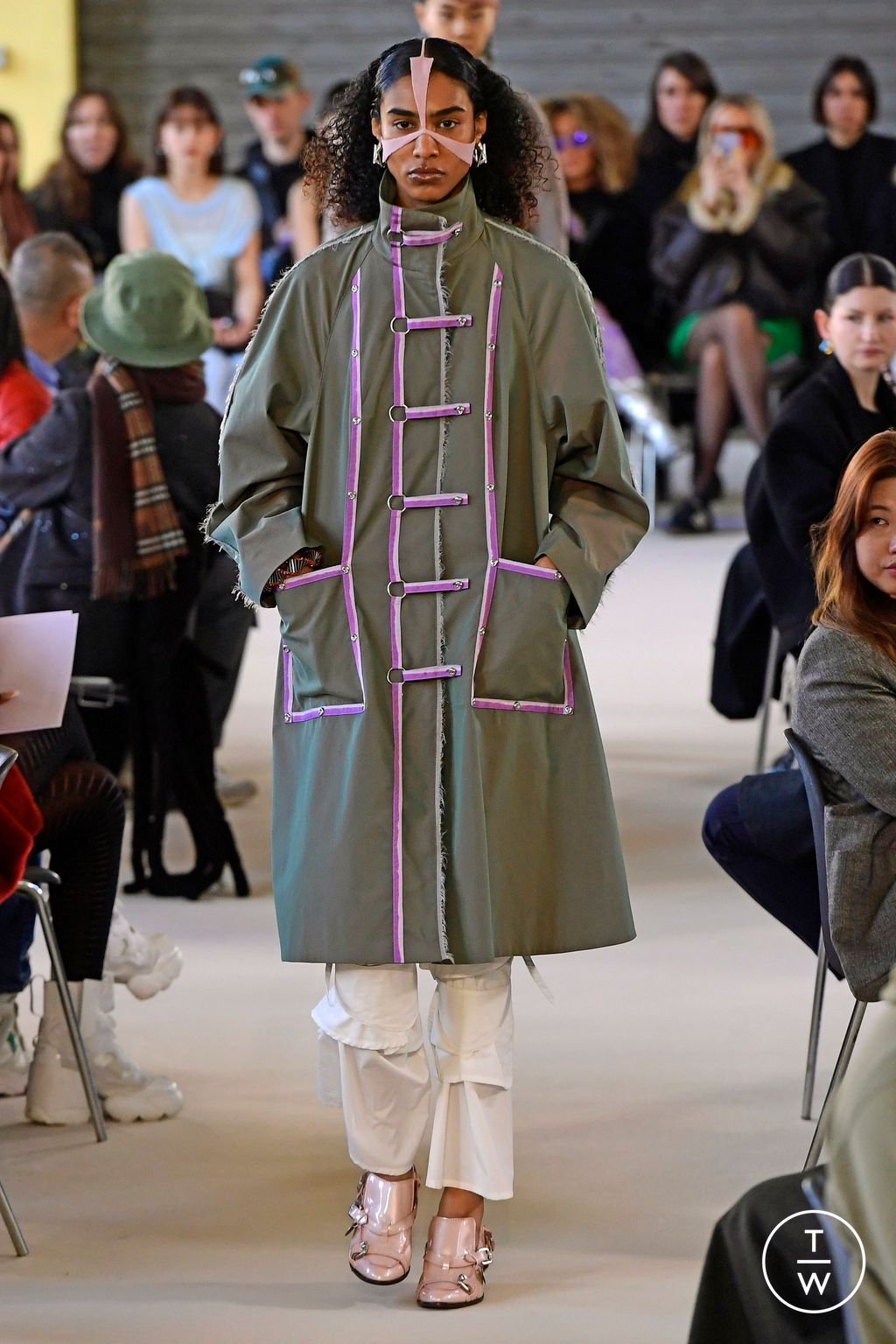 Fashion Week Paris Fall/Winter 2023 look 32 from the Kiko Kostadinov collection 女装