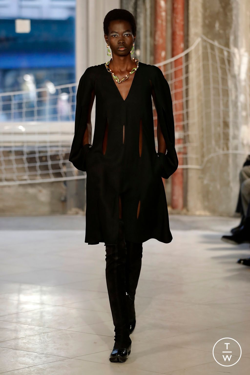 Fashion Week Paris Fall/Winter 2024 look 2 de la collection Kiko Kostadinov womenswear