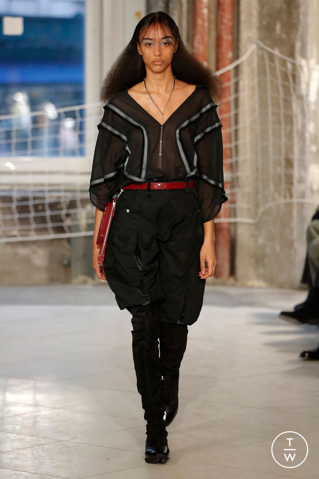 Fashion Week Paris Fall/Winter 2024 look 3 de la collection Kiko Kostadinov womenswear
