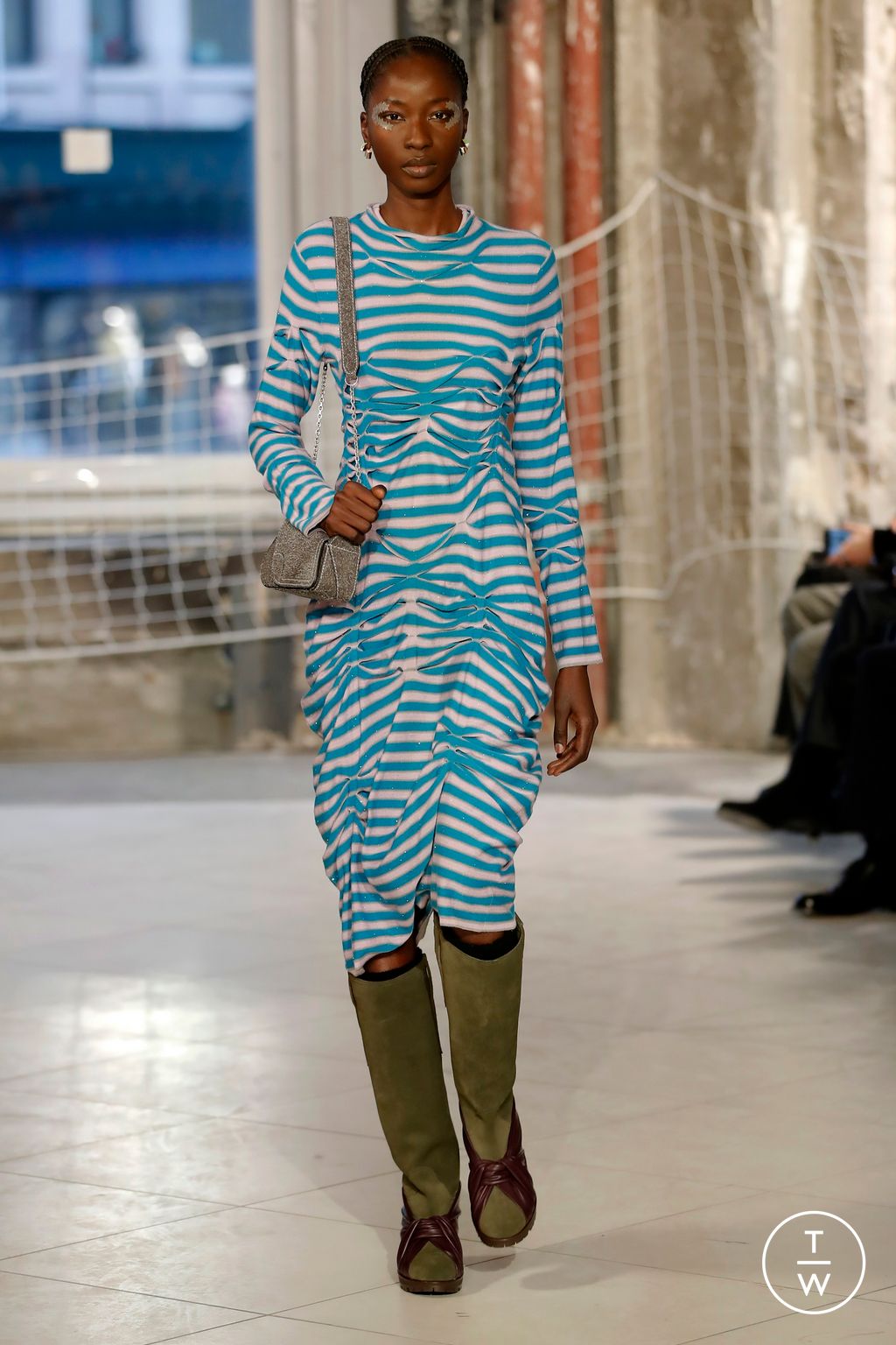 Fashion Week Paris Fall/Winter 2024 look 7 de la collection Kiko Kostadinov womenswear