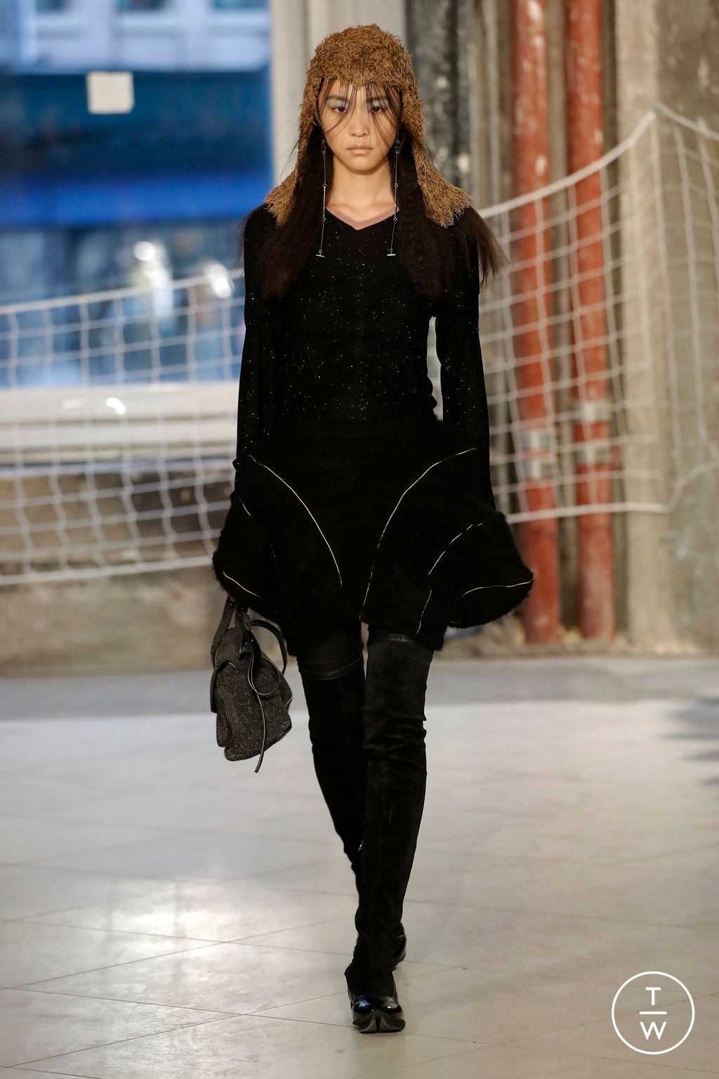 Fashion Week Paris Fall/Winter 2024 look 9 de la collection Kiko Kostadinov womenswear